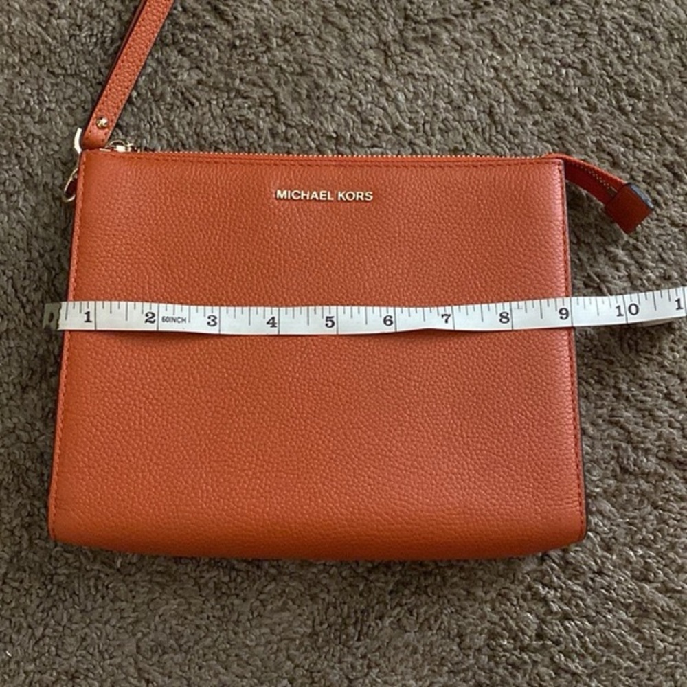 Michael Kors XL pebble leather clutch wrislet in burnt orange EUC no callouts - Picture 9 of 11